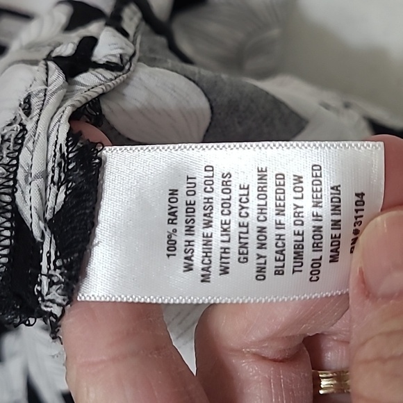 Crown & Ivy Black & White Floral Sleeveless Blouse with Ruffle Collar size Large - Picture 5 of 7